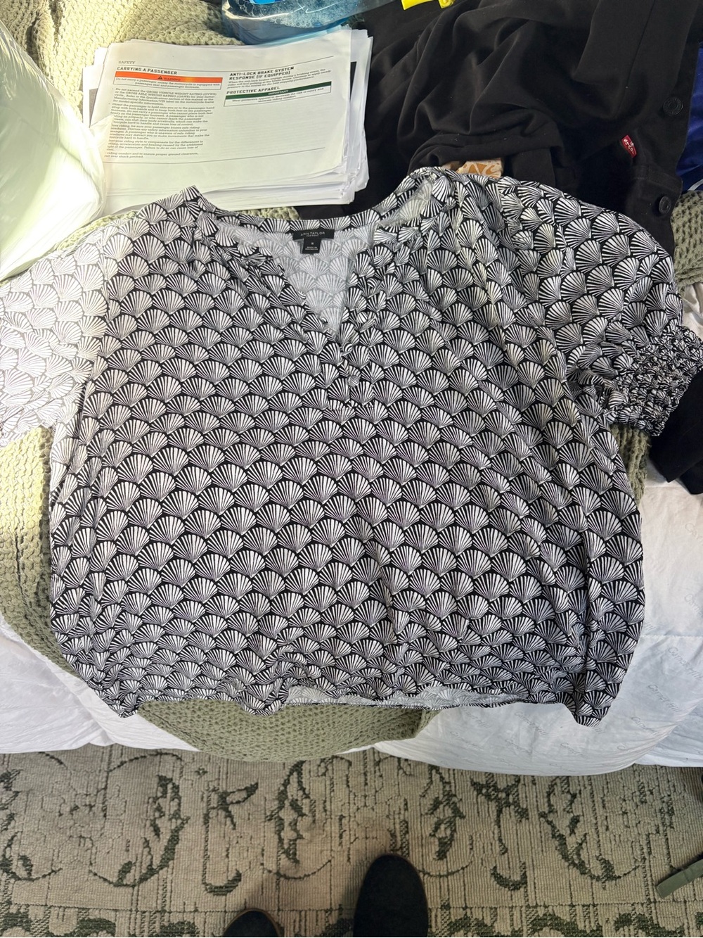 Ann Taylor Factory Black and White Fan-Print Puff Sleeve Blouse